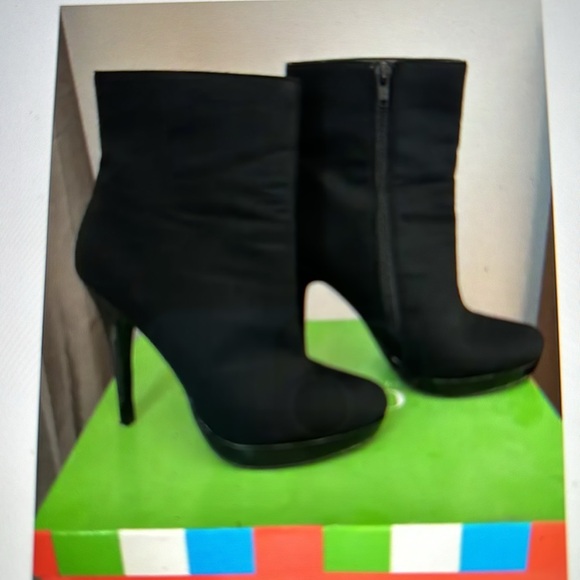 Charles David Bootie fabric upper with Patent heel/platform. Worn Once! Size 7 - Picture 3 of 11
